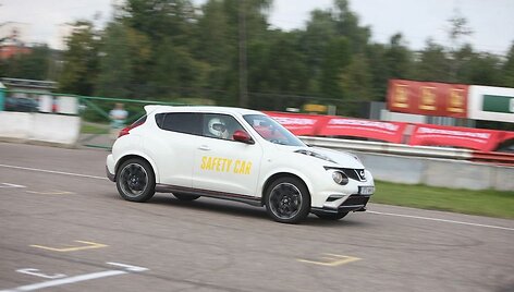 Saugos automobilis dirba svarbų darbą &bdquo;Bikernieki&ldquo; trasoje Latvijoje