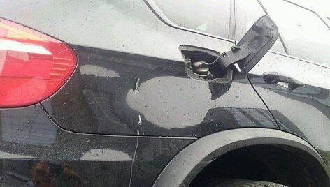 Vandalų apgadintas automobilis 