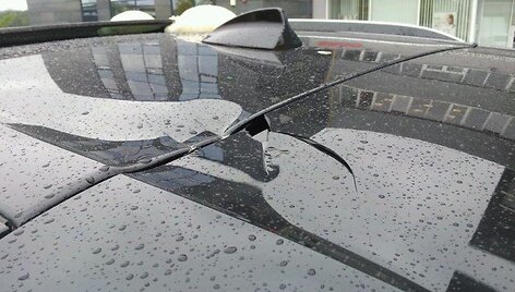 Vandalų apgadintas automobilis 
