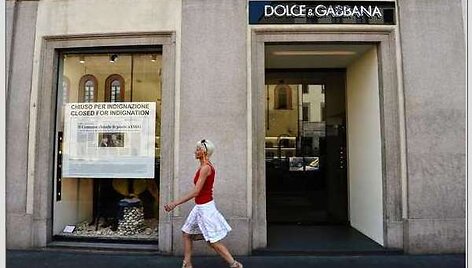 Mados namų &bdquo;Dolce&Gabbana&ldquo; parduotuvėse &ndash; protestas prie&scaron; savivaldybę