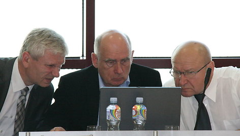 Šiaulių miesto administracija vakar paskutinį kartą buvo lyg trys muškietininkai. Direktoriaus pavaduotojas Viktoras Strups (pirmas iš kairės) politiniu sprendimu turėjo trauktis iš pareigų.