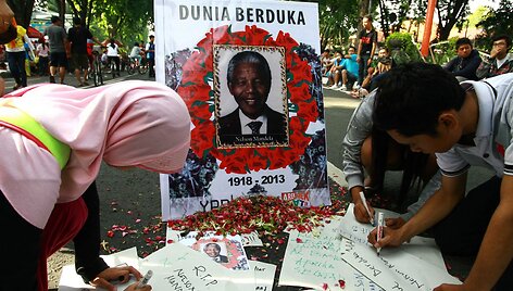 Pietų Afrikos Respublika gedi mirusio savo lyderio Nelsono Mandelos