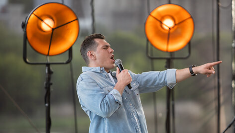 Justinas Jankevičius ir Vaidotas Grincevičius pokalbių laidoje "Nesiaukite Live" Kaune. Gintauto Bitvinsko nuotr.