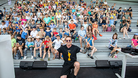 Vilniaus Vingio parke šimtai moksleivių su mokslininkais susitinka skambant diskotekos muzikai. Viganto Ovadnevo nuotr.