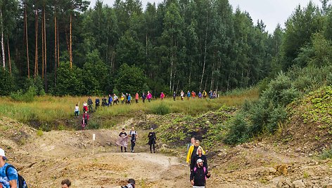 Lietus neišgąsdino – tūkstančiai žygeivių grožėjosi lietuviškuoju Marsu. Organizaotrių nuotr.