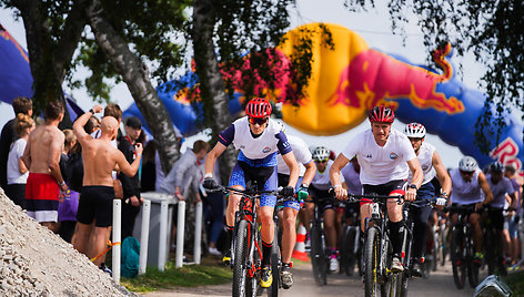 Finišavo komandinės estafetės „Red Bull 211“ dviratininkai. Manto Repečkos nuotr.