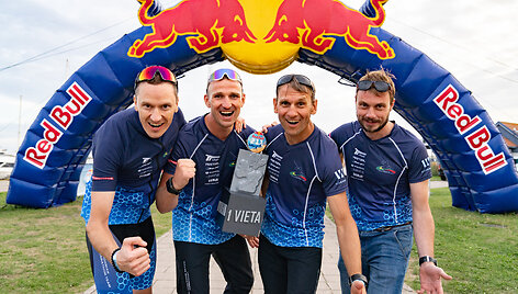 Pirmasis &bdquo;Red Bull 211&ldquo; priartėjo prie pabaigos &ndash; paai&scaron;kėjo komandinės estafetės laimėtojai. Nuotraukos: Mantas Repečka, Evelina Sabaliauskaitė, Lukas Gru&scaron;eckas, Rokas Luko&scaron;evičius, Saulius Čirba