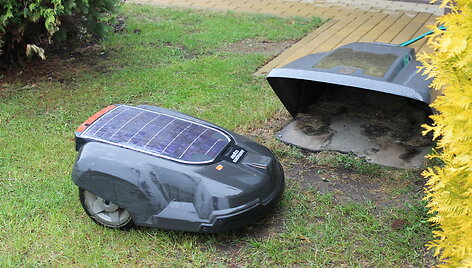 Baigęs darbą "Automower" grižta namo.