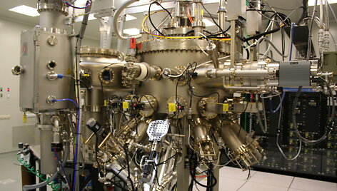 &bdquo;Brolis Semiconductors&ldquo; molekulinio pluo&scaron;telio epitaksijos reaktorius. Jame  auginamos lazerinių diodų kristalinės struktūros.