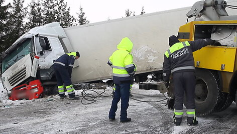 vilkiko-evakuacija-kelyje-via-baltica