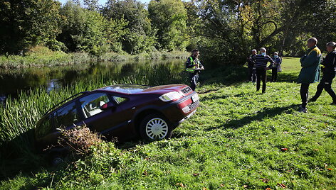 Automobilis vandenyje