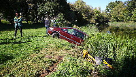 Automobilis vandenyje