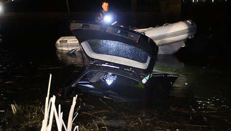 Automobilis vandenyje