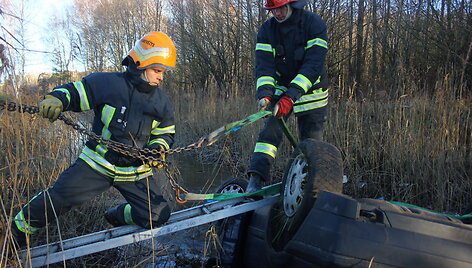 Automobilis vandenyje