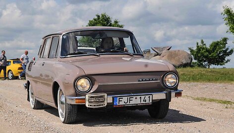 Istorinių automobilių ralio dalyviai