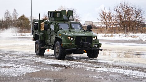 JLTV karinis automobilis