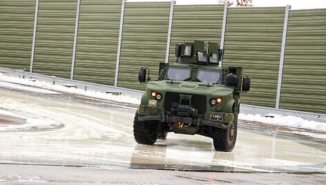 JLTV karinis automobilis