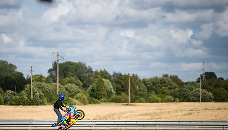 Motociklu ant vieno rato – per „Aurum 1006 km lenktynių“ trasą