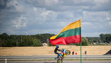 Motociklu ant vieno rato – per „Aurum 1006 km lenktynių“ trasą