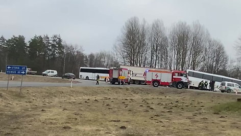 autobuso-ir-sunkvezimio-avarija-moletu-rajone