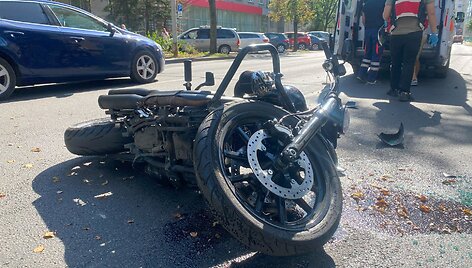 Vilniuje per avariją sužeistas motociklininkas