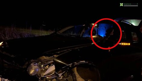 Avarija netoli Alytaus: automobilis rėžėsi į ūkininko padargus