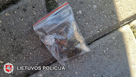 Klaipėdos kriminalistai sulaikė asmenis įtariamus platinusius kvai&scaron;alus dideliais kiekiais