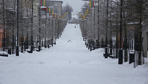 &Scaron;iauliai vaduojasi i&scaron; sniego gniaužtų