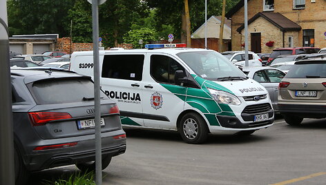 Žmones į Airiją prekiauti narkotikais vežusios gaujos nariai stojo prie&scaron; teismą