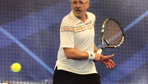 LSDDP lyderis Gediminas Kirkilas, žaidžiantis lauko tenisą.