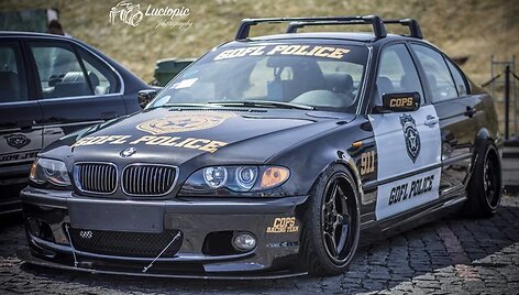 BMW virtęs policijos automobiliu