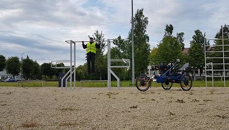 Tėvo ir sūnaus kelionė elektriniu triračiu