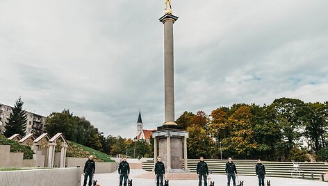 Angelų sargų dieną &Scaron;iaulių pareigūnai pažymėjo netradicine fotosesija