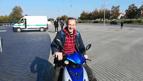 studentu-konstruoti-elektrinio-motorolerio-bandymas
