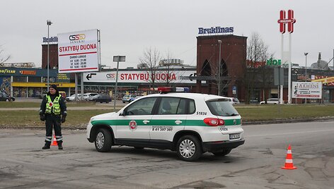 Dėl sprogimų grėsmės policija užtvėrė gatves prie &Scaron;iaulių &bdquo;Aukropolio&ldquo; ir &bdquo;Bruklino&ldquo;