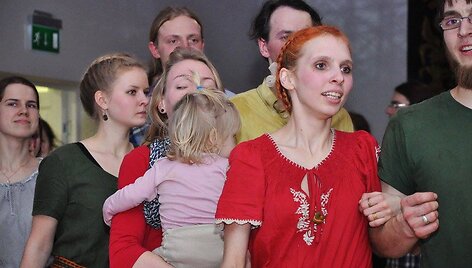 Valakėliuose vyko tradicinių &scaron;okių naktis, skirta Lietuvos valstybės atkūrimui