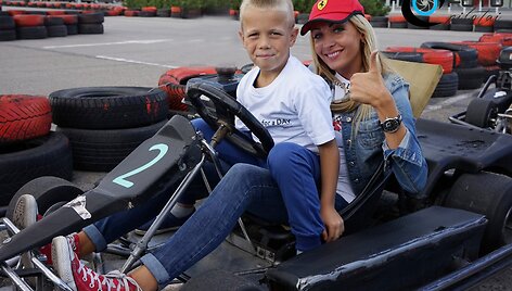 Artėjant mokslo metų pradžiai &bdquo;Racing Ladies&ldquo; pildė vaikų svajones