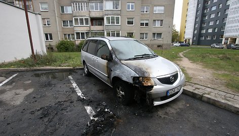 Šiauliuose nevidonai supleškino moters automobilį padegė buto duris