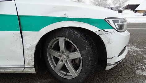 Trileris Alytuje: policija su &scaron;ūviais gaudė vogtą automobilį ir &bdquo;&scaron;ukerius&ldquo;