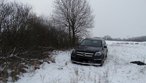 Trileris Alytuje: policija su &scaron;ūviais gaudė vogtą automobilį ir &bdquo;&scaron;ukerius&ldquo;