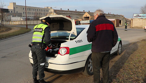 Po &scaron;ventinio savaitgalio kai kurie &scaron;iauliečiai vairavo dar kau&scaron;telėję