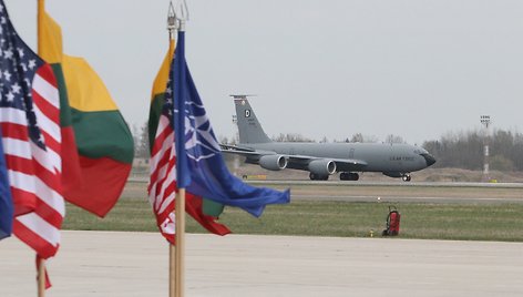 Lietuvos kariniame aerodrome - JAV naikintuvai „F-22 Raptor“