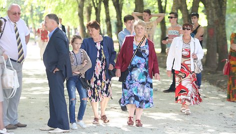 Šiaulių Lieporių parke iškilmingai atidaryta Signatarų alėja