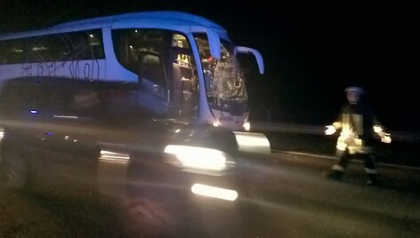 Magistralėje Kaunas &ndash; Klaipėda susidūrė autobusas ir &bdquo;Opel Vectra&ldquo;