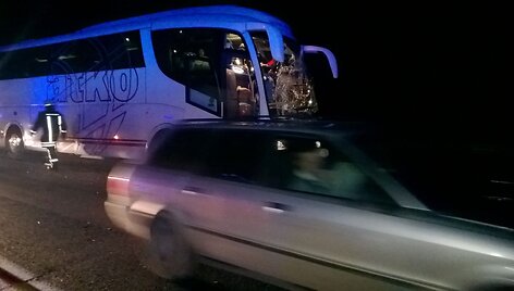 Magistralėje Kaunas &ndash; Klaipėda susidūrė autobusas ir &bdquo;Opel Vectra&ldquo;