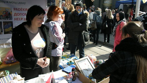 Kaune ukrainietės rinko aukas kariams