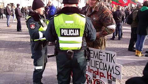 Pareigūnai sulaikė vyrą, turėjusį provokacinį plakatą