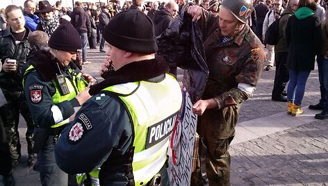 Pareigūnai sulaikė vyrą, turėjusį provokacinį plakatą