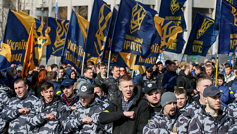 Ukrainos de&scaron;inieji radikalai susigrūmė su policija Kijeve