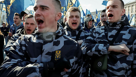 Ukrainos de&scaron;inieji radikalai susigrūmė su policija Kijeve
